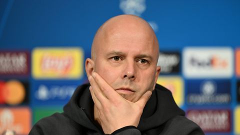 Onzekerheid bij Arne Slot en Liverpool over Nederlandse ster: 'Hij voelde toch weer pijn'