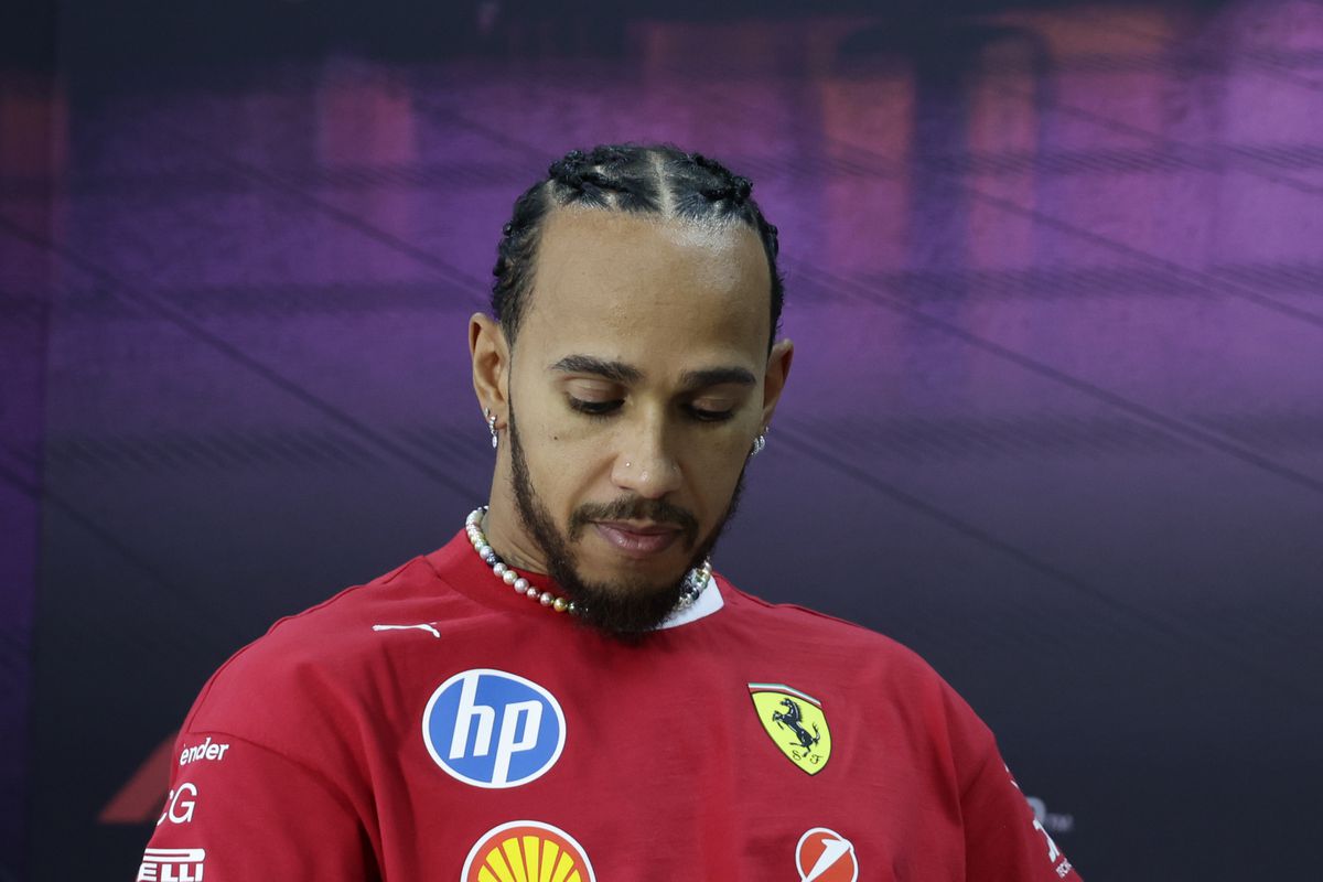 Lewis Hamilton trillend op de badkamervloer na allesveranderend telefoontje: 'De emoties liepen hoog op'