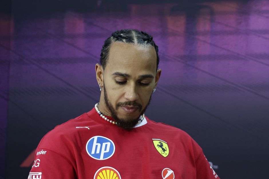 Lewis Hamilton trillend op de badkamervloer na allesveranderend telefoontje: 'De emoties liepen hoog op'