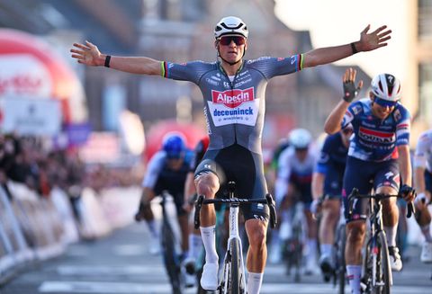 Mathieu van der Poel begint wielerseizoen na magistrale actie in stijl