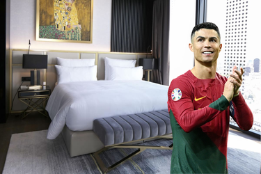 Het bed van Cristiano Ronaldo wordt door hotel geveild om geld op te halen