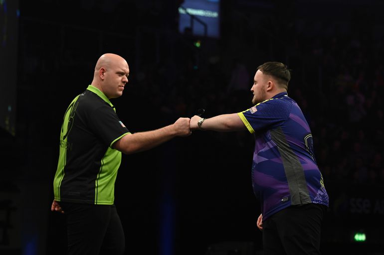 Michael van Gerwen valt zwaar tegen in Manchester en verliest van Luke Littler