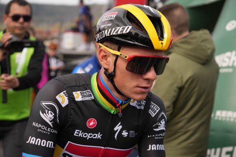 'Ziet er serieus uit': ploegmaten Remco Evenepoel schrikken van beelden ernstige valpartij