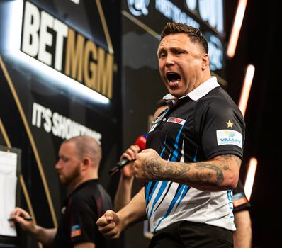 Gerwyn Price gooit negendarter in halve finale Premier League Darts tegen Michael Smith