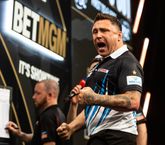Gerwyn Price gooit negendarter in halve finale Premier League Darts tegen Michael Smith