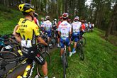 Milan Vader van Visma | Lease a Bike schrok toen hij zijn kopman Jonas Vingegaard zag liggen. ©Getty Images