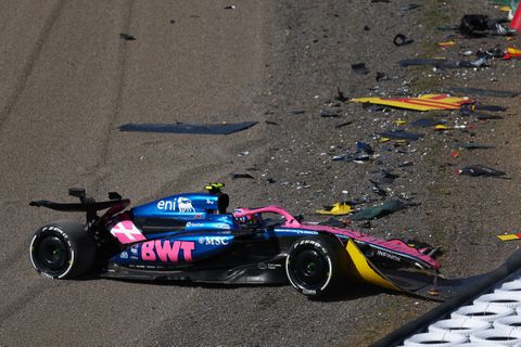 Rookie komt ongedeerd uit crash en ligt onder vuur: 'Hij rijdt alsof zijn carrière op het spel staat'