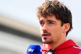 Charles Leclerc eert overleden vriend met speciale helm voor 150e GP bij Ferrari