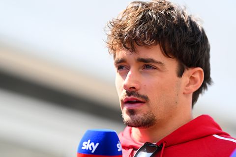 Charles Leclerc eert overleden vriend met speciale helm voor 150e GP bij Ferrari