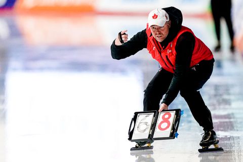 Succesvolle Nederlandse schaatscoach keert terug met speciale missie: 'Wil hem van dienst zijn'