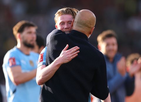 Pep Guardiola bewondert 'unieke' Kevin De Bruyne: 'Het wordt lastig zonder hem'