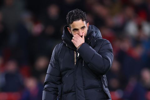 Opvolger Erik ten Hag tempert verwachtingen bij Manchester United: 'Ik ben niet gek genoeg om aan de titel te denken'