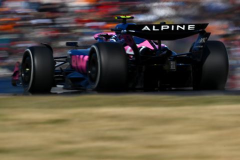 Tweede vrije training in Japan loopt in het honderd door vier (!) rode vlaggen, waaronder een horrorcrash