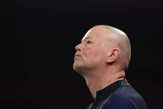 Weer enorme klap voor topdarter Raymond van Barneveld: deceptie tegen onbekende speler na onrustige periode