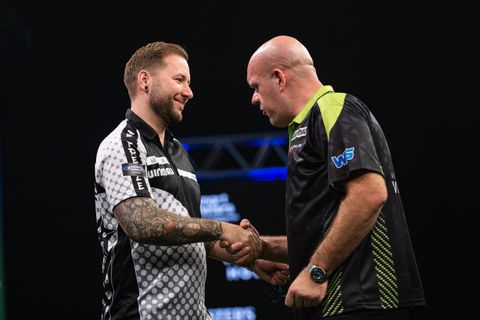 Prachtige woorden van Nederlandse topdarter (35) voor vriendin: 'Zij geeft me het vertrouwen dat ik nodig heb'