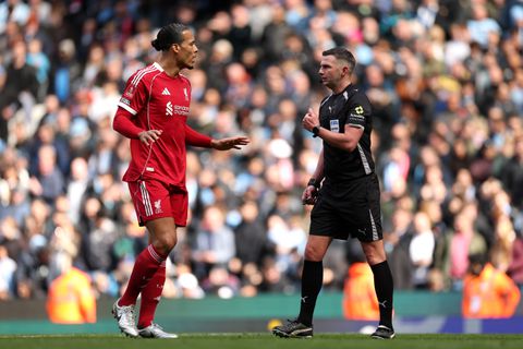 Afstraffing voor Liverpool in FA Cup-duel met Manchester City: Virgil van Dijk brengt trainer Arne Slot in de problemen