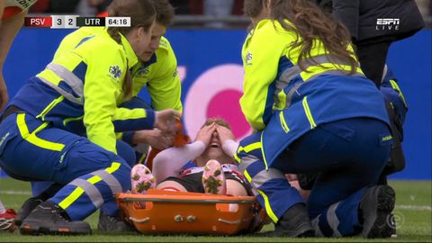 Groot drama voor PSV'er Jerdy Schouten: Oranje-international met brancard van het veld