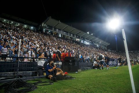 Enorm incident bij voetbalstadion: alarmfase afgekondigd in ziekenhuis om tientallen slachtoffers te helpen