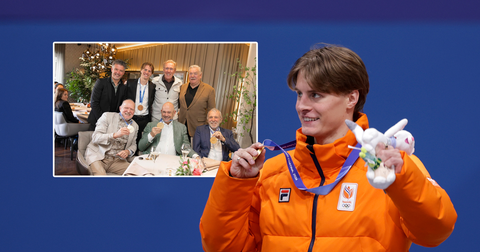 Gouden Jens van 't Wout poseert trots naast Europees kampioenen bij 'debuut' voetbalwedstrijd