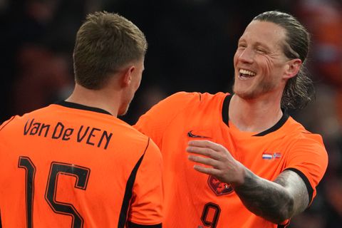 Oranje-feestje Wout Weghorst dreigt in het water te vallen, tot dat ene appje