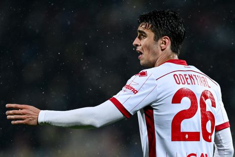 Cas Odenthal (25) voelt zich koning te rijk in het Italiaanse voetbal: 'Ze nodigen je uit in hun restaurants'