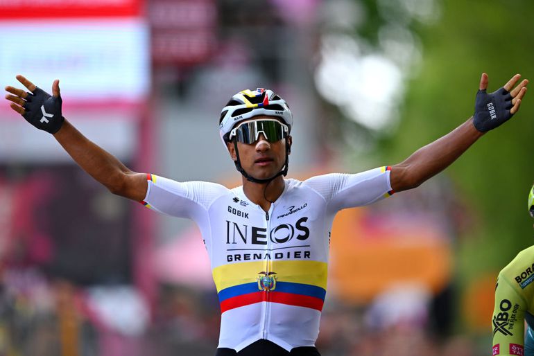 Jhonatan Narváez verrast Tadej Pogacar in openingsrit Giro d'Italia, Thymen Arensman verliest veel tijd