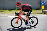 Vader van Thymen Arensman haalt uit naar Ineos: 'Hopelijk is zijn vorm niet te veel verpest door trainers'
