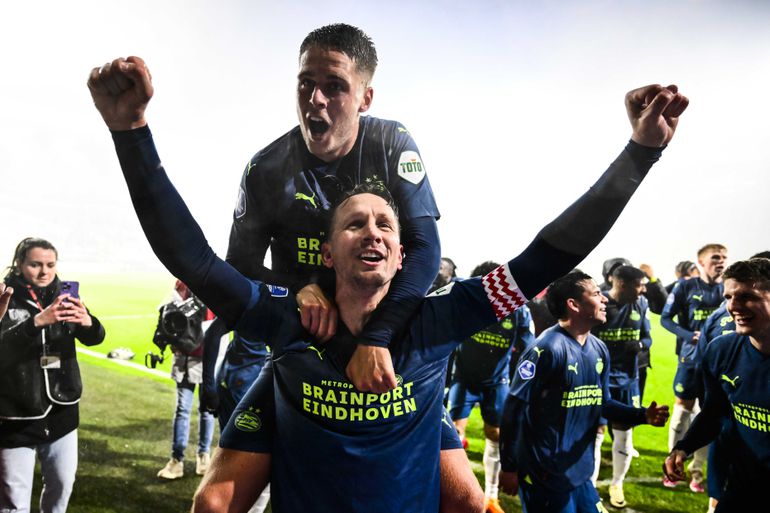 Uitblinker van kampioen PSV zat het hele seizoen op de bank: 'Iedereen mag weg, maar híj moet blijven'