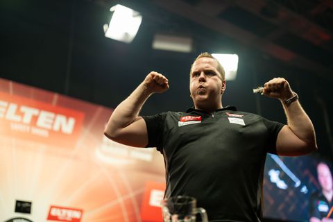 Dirk van Duijvenbode krijgt lachers op zijn hand met opmerkelijke actie na zege op Michael van Gerwen