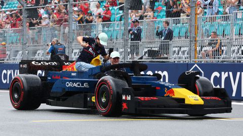 Tussen de buien door moeten Formule 1-coureurs in Miami in bijzondere auto's over het circuit
