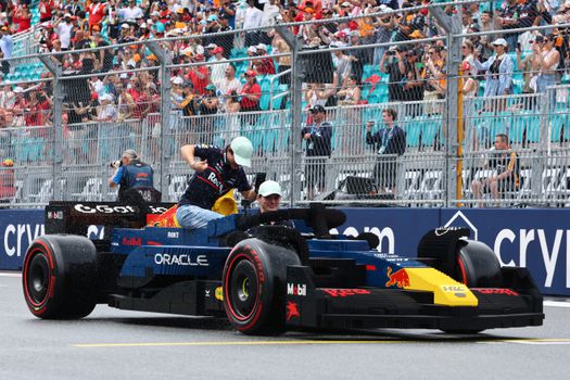 Tussen de buien door moeten Formule 1-coureurs in Miami in bijzondere auto's over het circuit