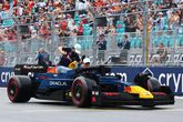 Max Verstappen en Yuki Tsunoda in de speciale Lego-auto op het circuit van Miami. ©Getty Images