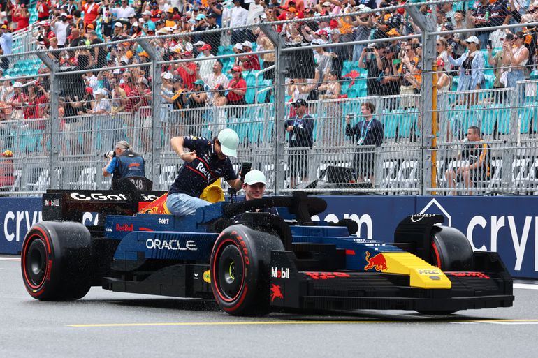 Tussen de buien door moeten Formule 1-coureurs in Miami in bijzondere auto's over het circuit