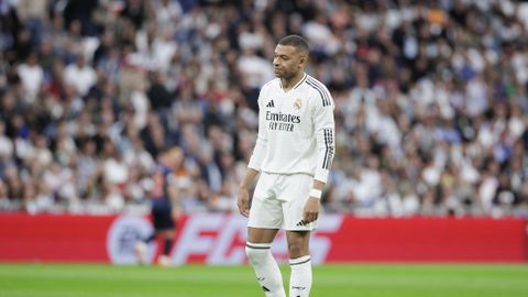 Moeder Kylian Mbappé schiet in de verdediging: 'Mensen vergeten dat het ons eigen geld is'