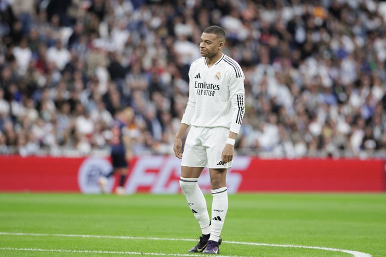 Moeder Kylian Mbappé schiet in de verdediging: 'Mensen vergeten dat het ons eigen geld is'