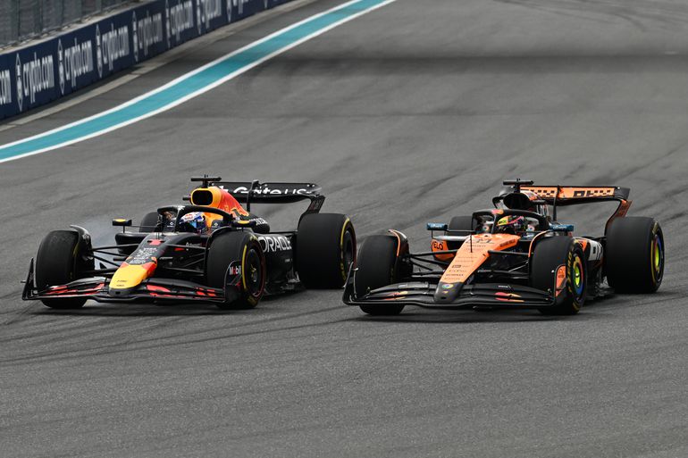Pijnlijke boordradio's van Max Verstappen in Miami na gevechten met de McLarens: 'Waardeloos'