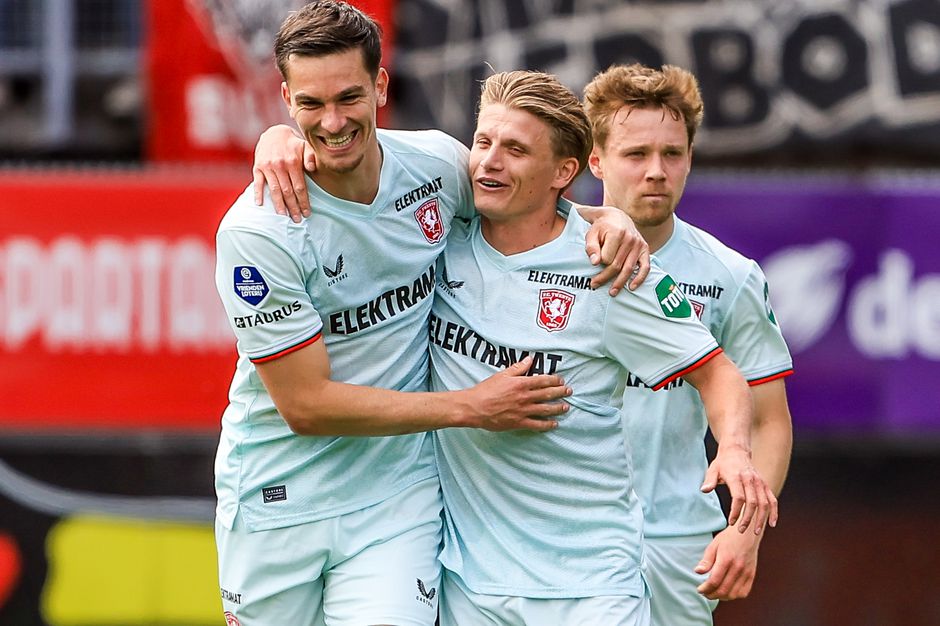 Sem Steijn stap dichterbij Eredivisie-record na goal tegen vader: 'Dat is hij wel gewend van mij'