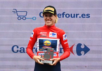 Nederlandse toprenster straalt op eerste podium Vuelta: 'Het voelt niet als mijn leiderstrui'