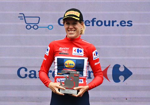 Nederlandse toprenster straalt op eerste podium Vuelta: 'Het voelt niet als mijn leiderstrui'