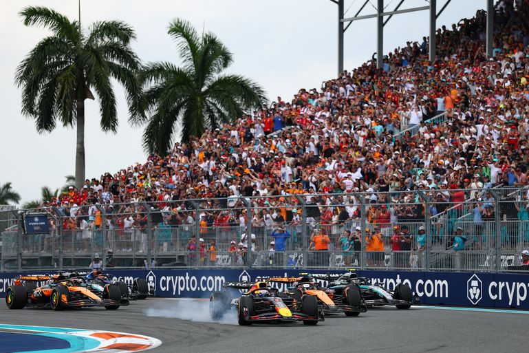Live Formule 1: Max Verstappen zakt steeds verder weg na pitstops, nog enige hoop op regen