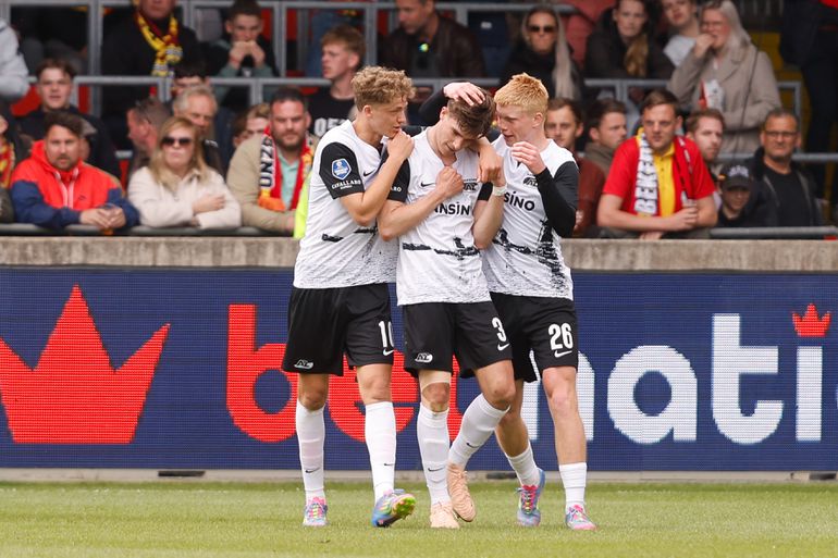 Spelers AZ tonen massaal hun steun aan wéér gebeten hond Wouter Goes, trainer trots: 'Heel knap'