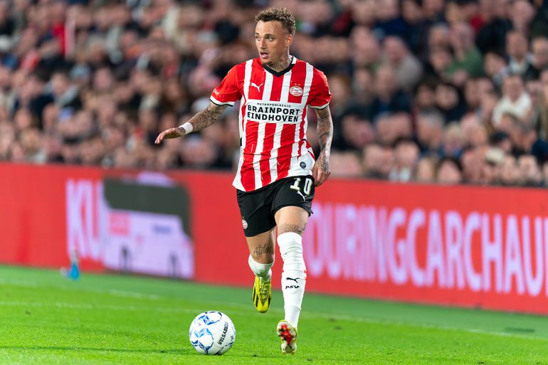 PSV'er Noa Lang komt met gevatte reactie na kritiek op spraakmakende tattoo: 'En dat zonder hersencellen'