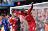 Virgil van Dijk juicht, als een boer met kiespijn, na zijn goal in de verloren wedstrijd van kampioen Liverpool bij Chelsea. ©Getty Images