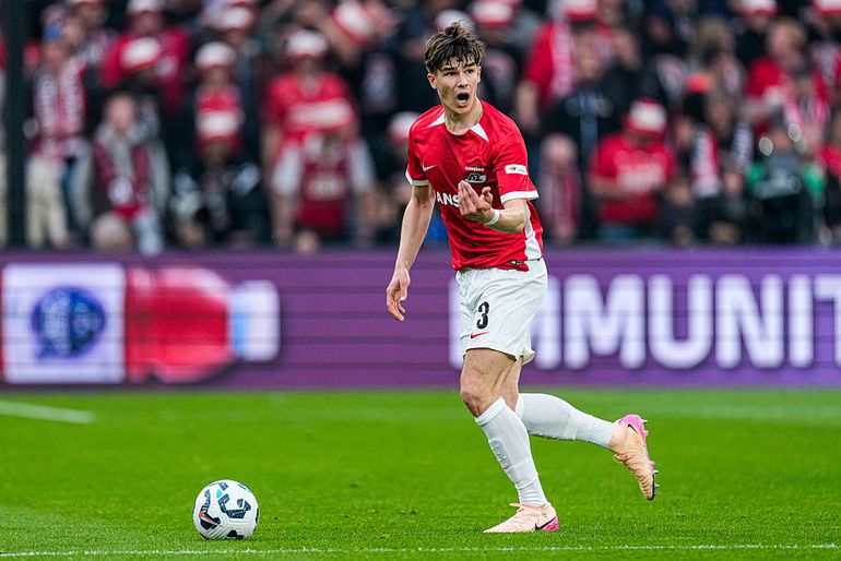 Uitgefloten Wouter Goes haalt zijn gram en scoort tijdens Eredivisiewedstrijd tussen Go Ahead Eagles en AZ