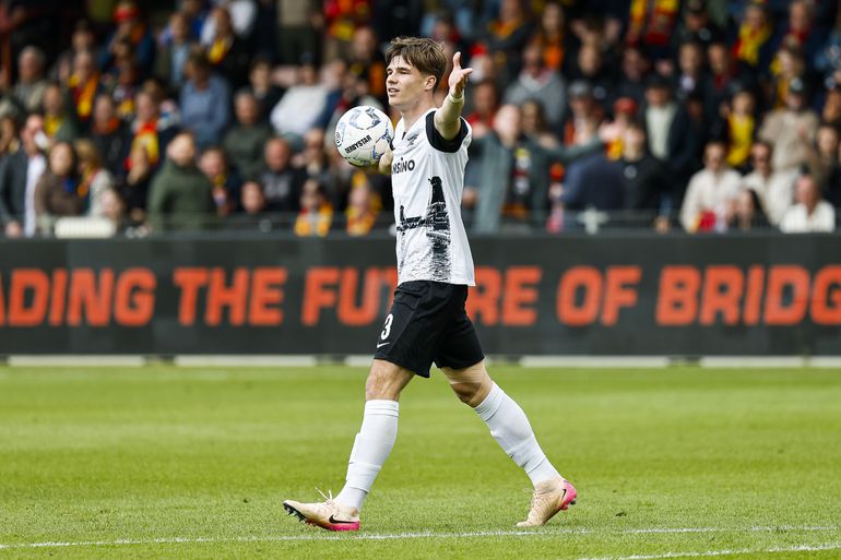 Uitgefloten Wouter Goes haalt zijn gram en scoort tijdens Eredivisiewedstrijd tussen Go Ahead Eagles en AZ