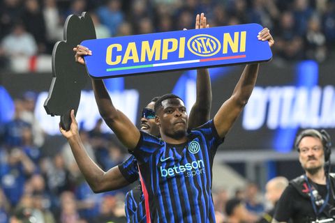 Kampioen Denzel Dumfries emotioneel bij groot feest in Italië: 'Heb me er doorheen geslagen'