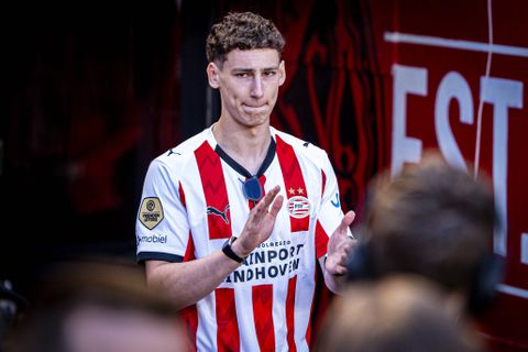 PSV-trainer Peter Bosz geeft update na zware blessure Ruben van Bommel: 'Waarom zou je dat risico nemen?'