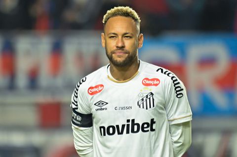 Klap voor topvoetballer Neymar richting WK: teamgenoot beschuldigt sterspeler van mishandeling