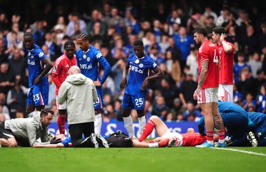 Supporters Chelsea vallen plots stil: debutant (18) blijft roerloos liggen na heftige botsing