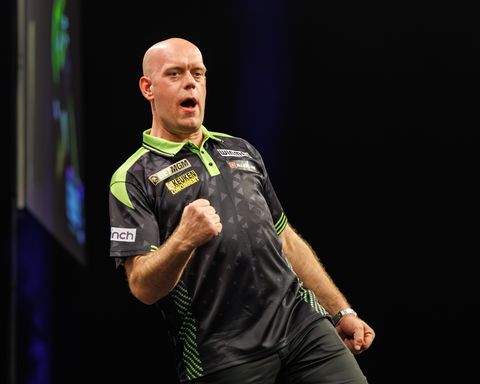 Michael van Gerwen schudt privéperikelen van zich af en laat zijn pijlen weer spreken tegen 'Barney-beul'